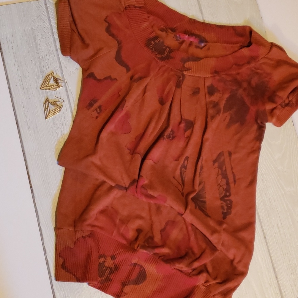 Charlotte Ruse longer length top w/ earrings